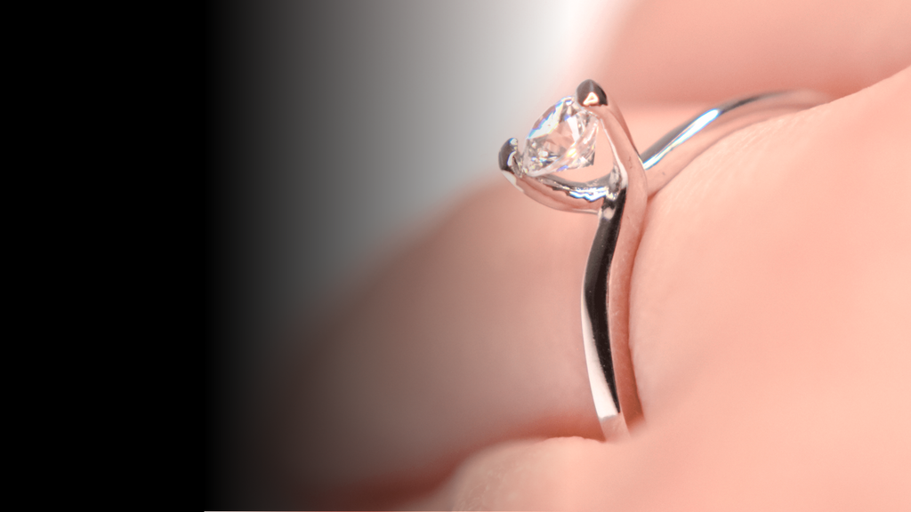 En qué mano va el anillo de compromiso; mujer con un anillo de plata y piedra circular grande al centro de la pieza