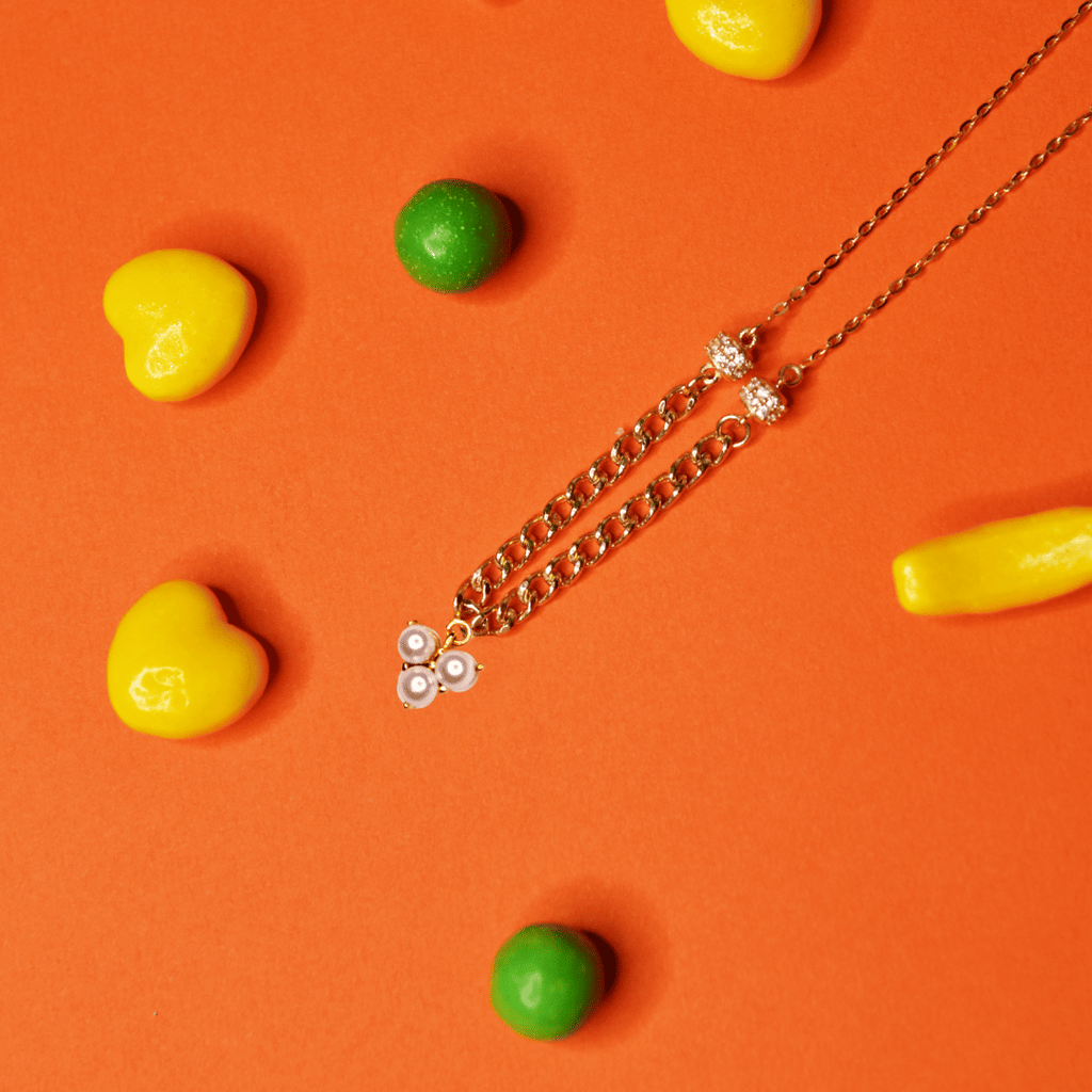 Tobillera para Dama tresillo de Bolitas y Zirconias en Corte Brillante.  21cm de largo más 5cm de extensible.  Broche de Reasa.  Oro Amarillo de 14 kilates.