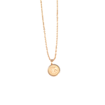 Medalla redonda para Bautizo con imagen en relieve de bebé y manos.  Oro Amarillo de 10 kilates.