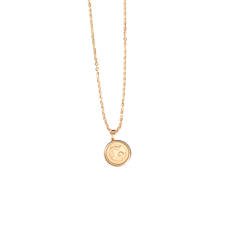 Medalla redonda para Bautizo con imagen en relieve de bebé y manos.  Oro Amarillo de 10 kilates.