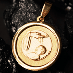 Medalla redonda para Bautizo con imagen en relieve de bebé y manos.  Oro Amarillo de 10 kilates.