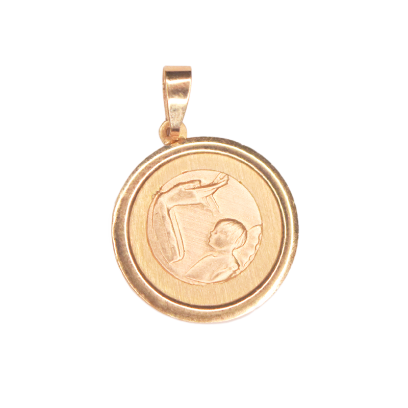Medalla redonda para Bautizo con imagen en relieve de bebé y manos.  Oro Amarillo de 10 kilates.