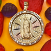 Dije Redondo con imagen de Virgen de Guadalupe adornado con Zirconias en corte brillante.  Oro Combinado Amarillo, Blanco y Rosa de 10 kilates.  NO INCLUYE CADENA