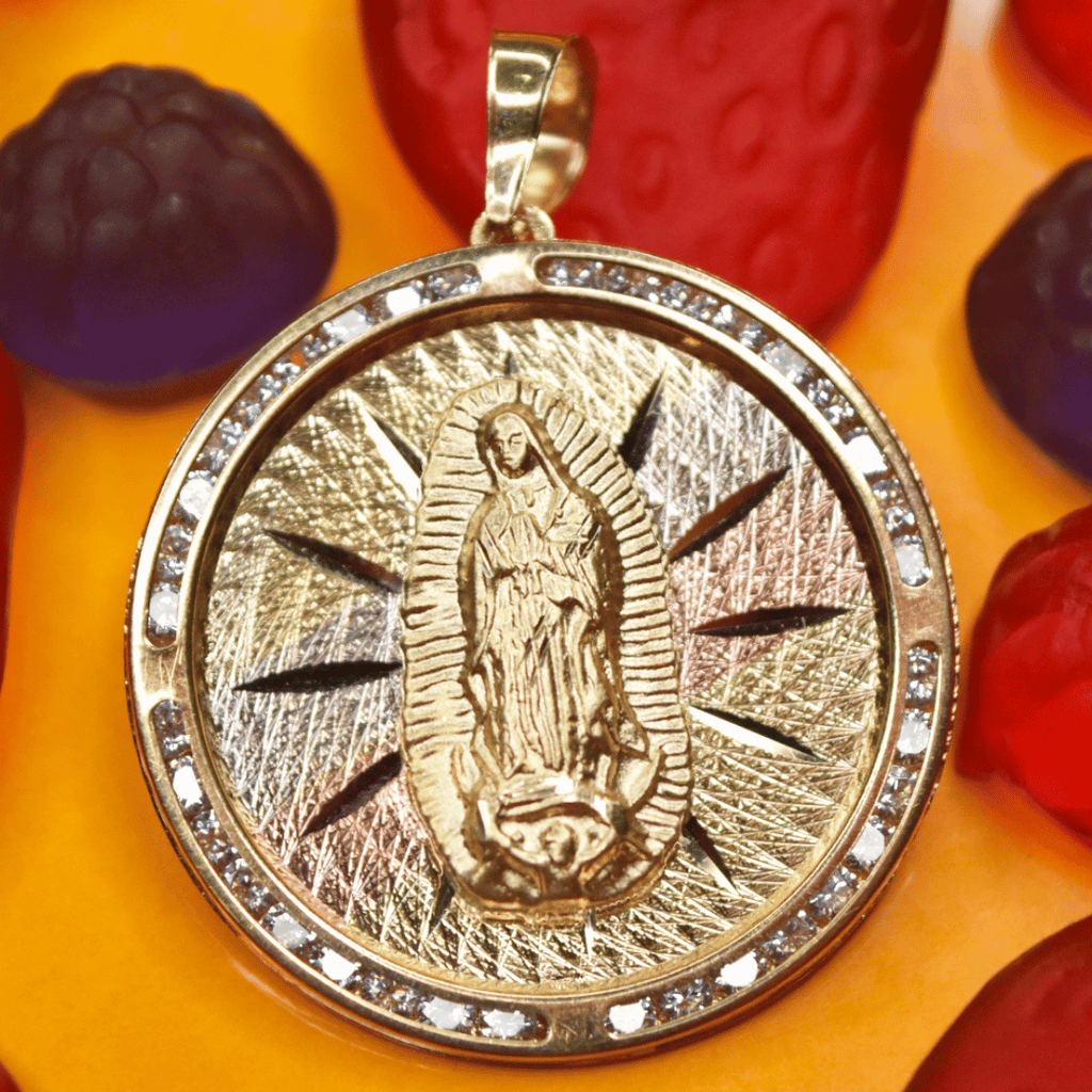 Dije Redondo con imagen de Virgen de Guadalupe adornado con Zirconias en corte brillante.  Oro Combinado Amarillo, Blanco y Rosa de 10 kilates.  NO INCLUYE CADENA