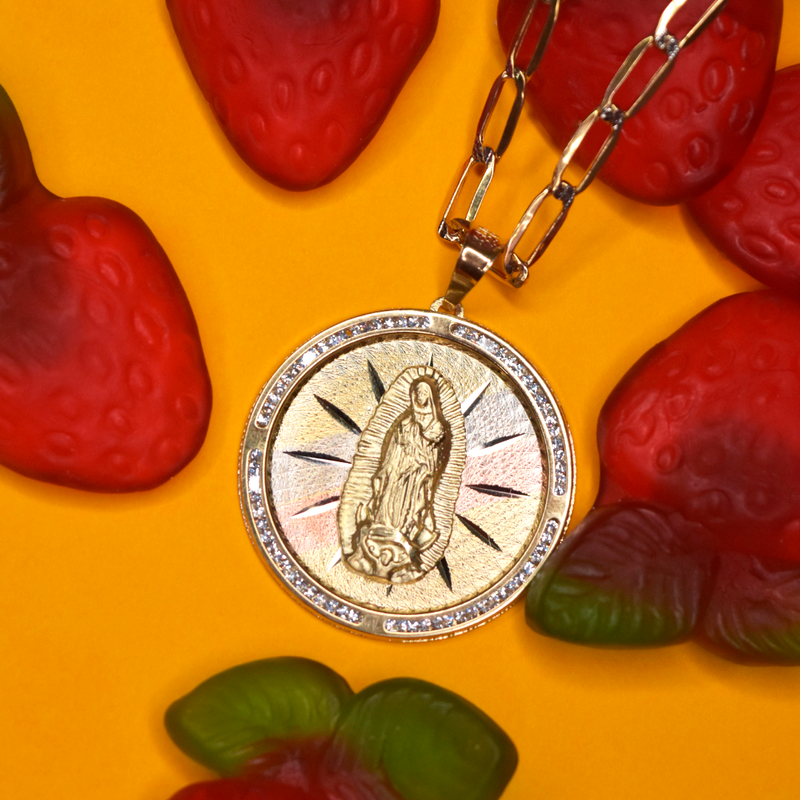 Dije Redondo con imagen de Virgen de Guadalupe adornado con Zirconias en corte brillante.  Oro Combinado Amarillo, Blanco y Rosa de 10 kilates.  NO INCLUYE CADENA