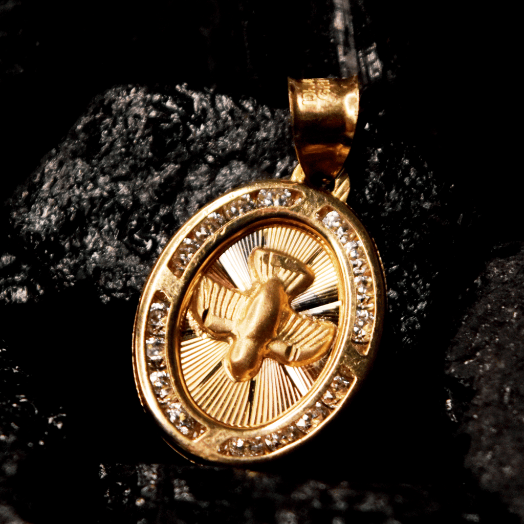 Medalla ovalada para Bautizo con imagen en relieve del Espíritu Santo adornada con zirconias en corte brillante.  Oro Combinado Amarillo, Blanco y Rosa de 10 kilates.