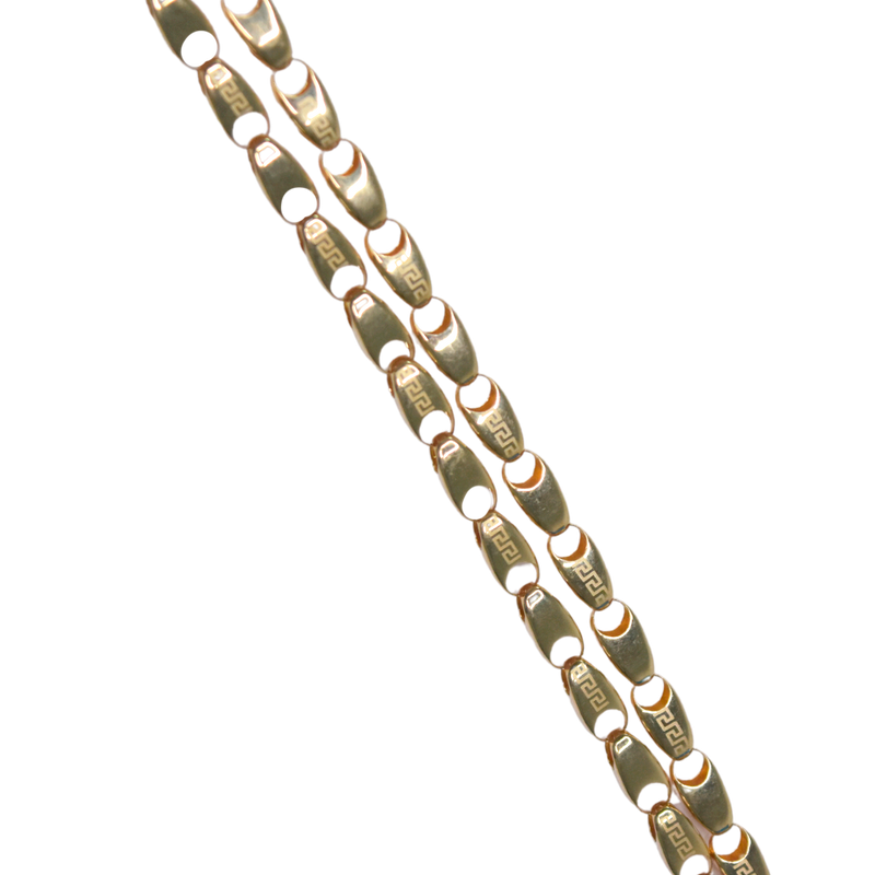 Cadena de eslabones tipo Semilla adornada con grecas.  Broche de Perico.  60cm de largo.  Oro Amarillo de 14 kilates.