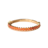 Churumbela con zirconia; en oro color amarillo y zirconias de color naranja con vista simple completa al frente 