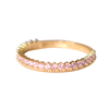 Churumbela con zirconia; en oro color amarillo y zirconias en color rosa con vista simple completa al frente 