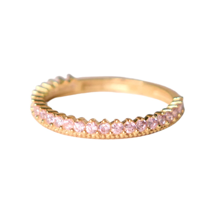 Churumbela con zirconia; en oro color amarillo y zirconias en color rosa con vista simple completa al frente 