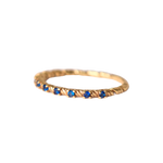 Churumbela con zirconia; en oro color amarillo con zirconias color azul vista completa al frente