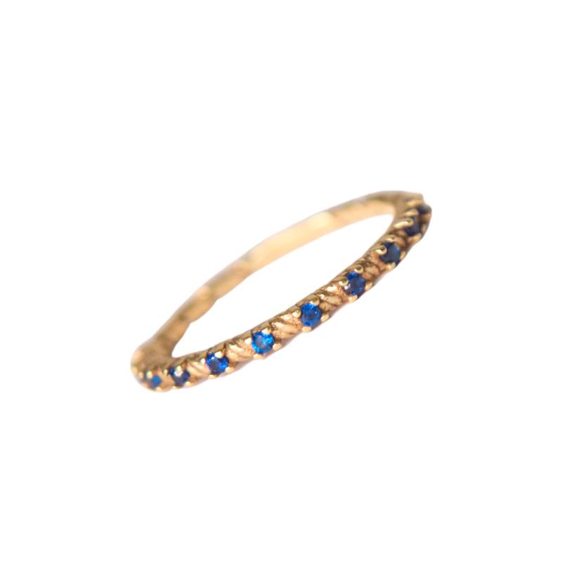 Churumbela con zirconia; en color oro amarillo con zirconias color azul vista completa de perfil