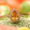 Anillo para Dama Gota Amarilla Central y halo de Zirconias en Corte Brillante.  Oro Blanco de 14 kilates.
