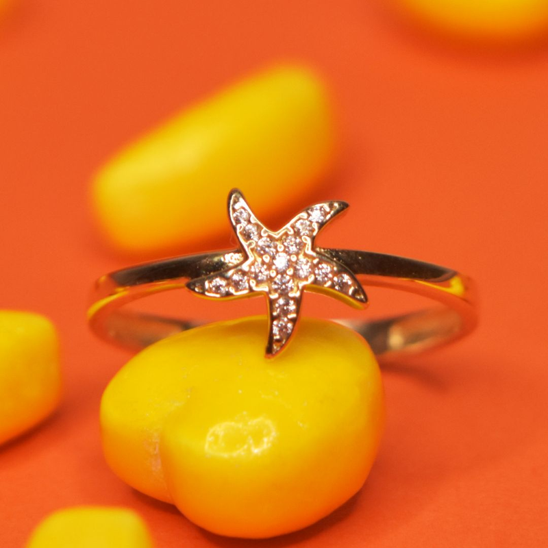 Anillo para Dama Estrella de Mar con Zirconias en Corte Brillante.  Oro Amarillo de 10 kilates.