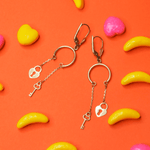 Aretes para Dama largos con dijes corazón y llave.  Broche de Gancho.  Oro Amarillo de 10 kilates.