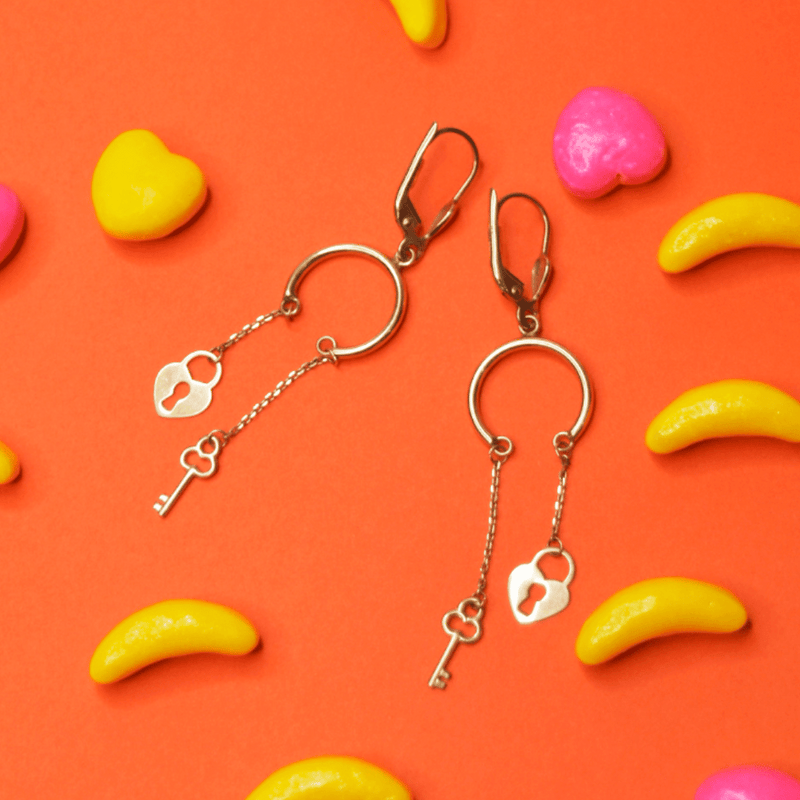 Aretes para Dama largos con dijes corazón y llave.  Broche de Gancho.  Oro Amarillo de 10 kilates.
