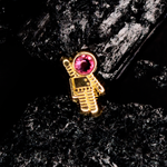Broquel con forma de Astronauta y Zirconia de color rosa en Corte Brillante.  Oro Amarillo de 10 kilates.