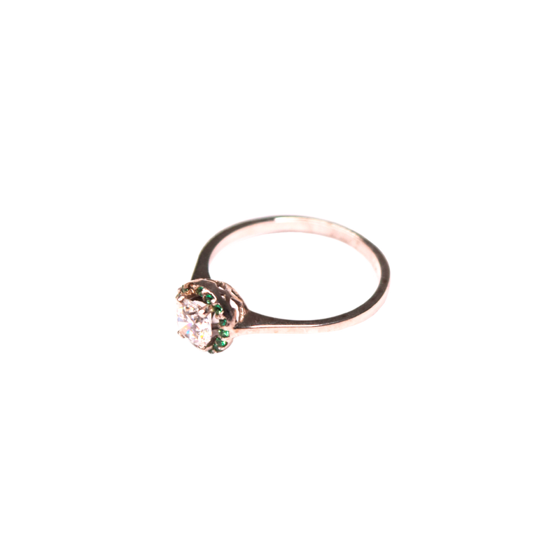 Anillo para Dama con piedra Central y halo de Zirconias verdes en Corte Brillante.  Oro Blanco de 10 kilates.