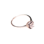 Anillo para Dama con piedra Central y halo de Zirconias azules en Corte Brillante.  Oro Blanco de 10 kilates.