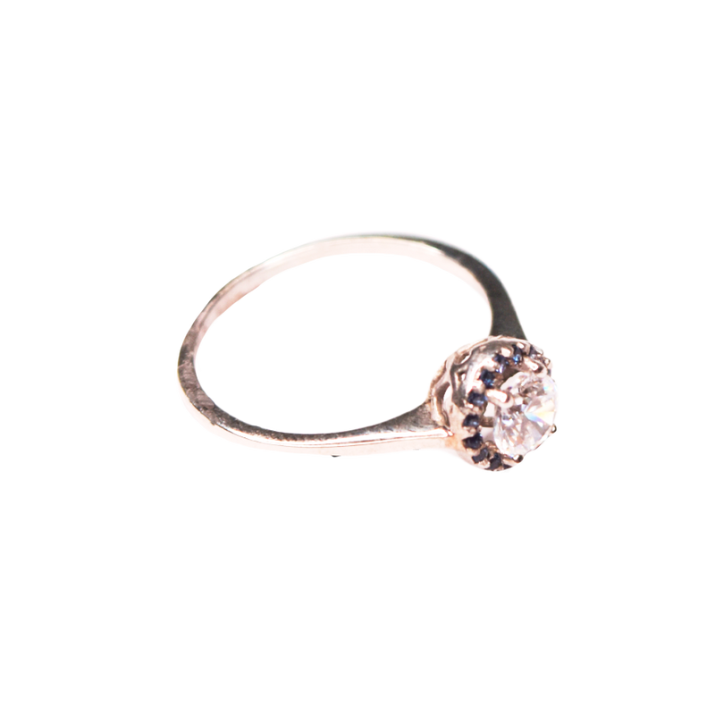 Anillo para Dama con piedra Central y halo de Zirconias azules en Corte Brillante.  Oro Blanco de 10 kilates.