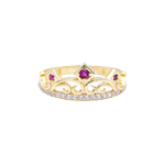 Anillo para Quinceañera Corona con tres piedras rosas y Zirconias en Corte Brillante.  Oro Amarillo de 10 kilates.