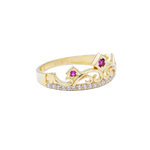 Anillo para Quinceañera Corona con tres piedras rosas y Zirconias en Corte Brillante.  Oro Amarillo de 10 kilates.