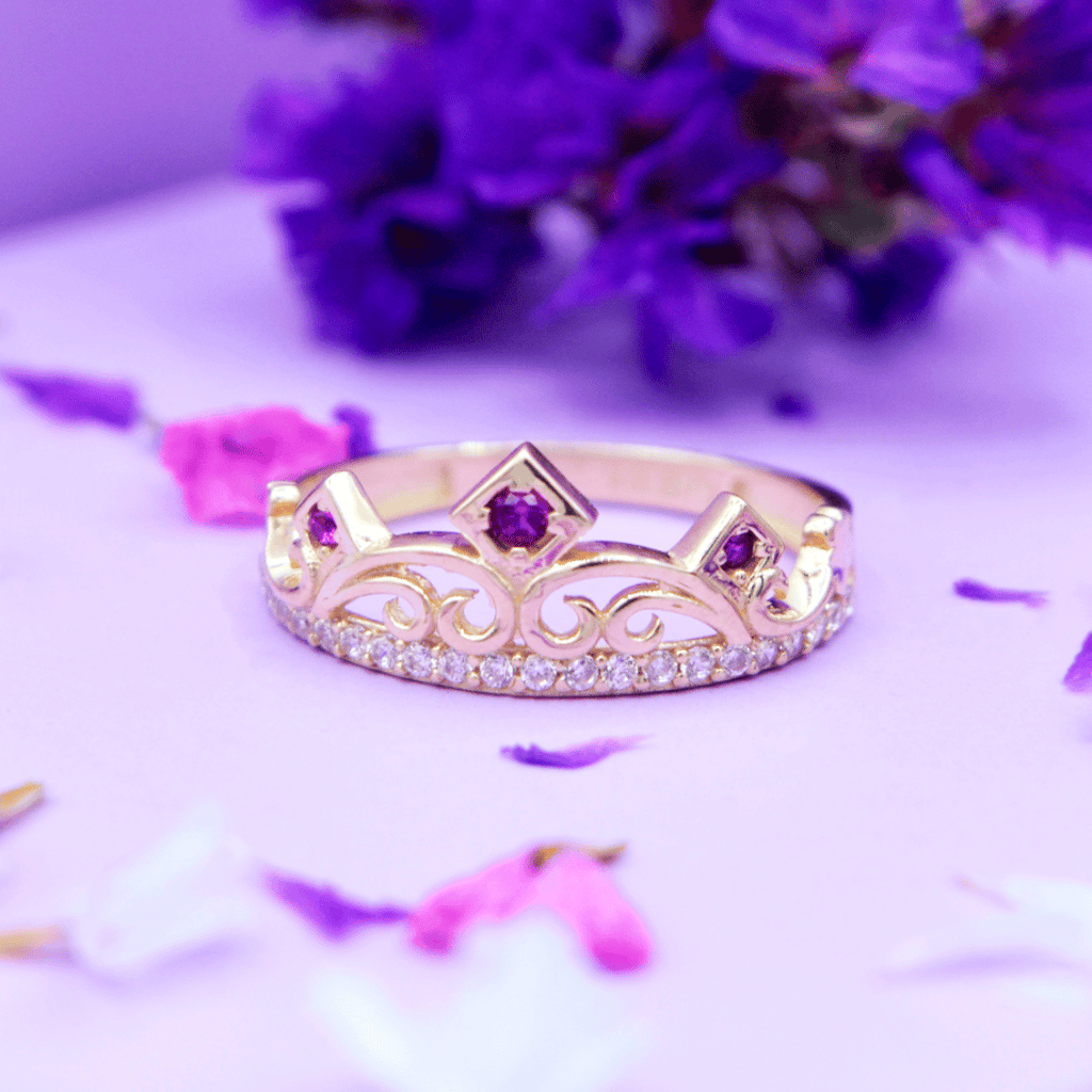 Anillo para Quinceañera Corona con tres piedras rosas y Zirconias en Corte Brillante.  Oro Amarillo de 10 kilates.