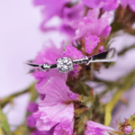 Anillo de compromiso; color plateado con incrustación de zirconia sobre flores moradas