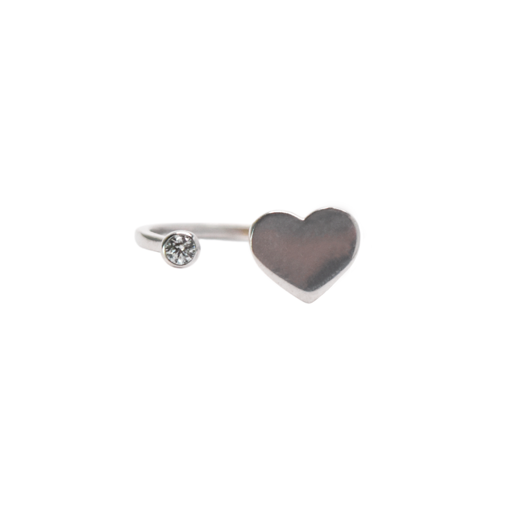 Anillo para Dama ajustable de Corazón y Zirconia en corte brillante.  Oro blanco de 10 kilates.