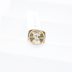 Anillo para caballero con signo de dinero y zirconias en corte brillante.  Oro Combinado Amarillo con Blanco de 10 Kilates.