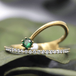 Churumbela con zirconias blancas y una piedra central verde.  Oro amarillo de 10 kilates.
