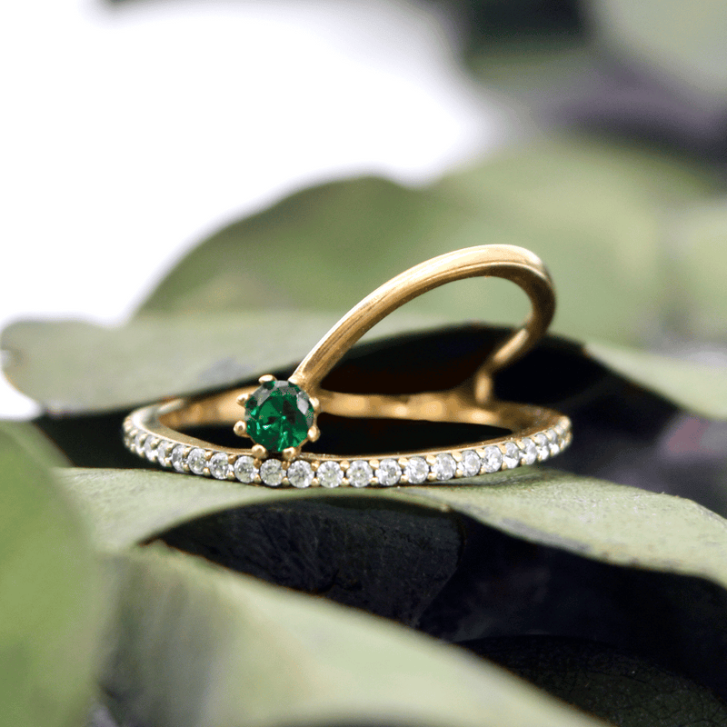 Churumbela con zirconias blancas y una piedra central verde.  Oro amarillo de 10 kilates.