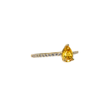 Anillo para Dama con piedra central amarilla en forma de Gota y Zirconias en corte brillante.  Oro Amarillo de 14 kilates.
