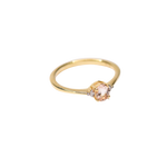 Anillo de Compromiso Oro 14k con Diamantes y Morganita; Anillo de vista completa de lado sobre fondo blanco 
