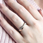 Churumbela Oro 14k con 19 Pts. de Diamantes; Anillo con vista al frente en mano de la modelo