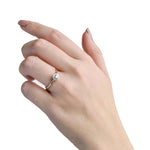 Anillo de Compromiso Roseta Oro 14k con 25 Pts. de Diamante central; Anillo vista al frente en mano de modelo