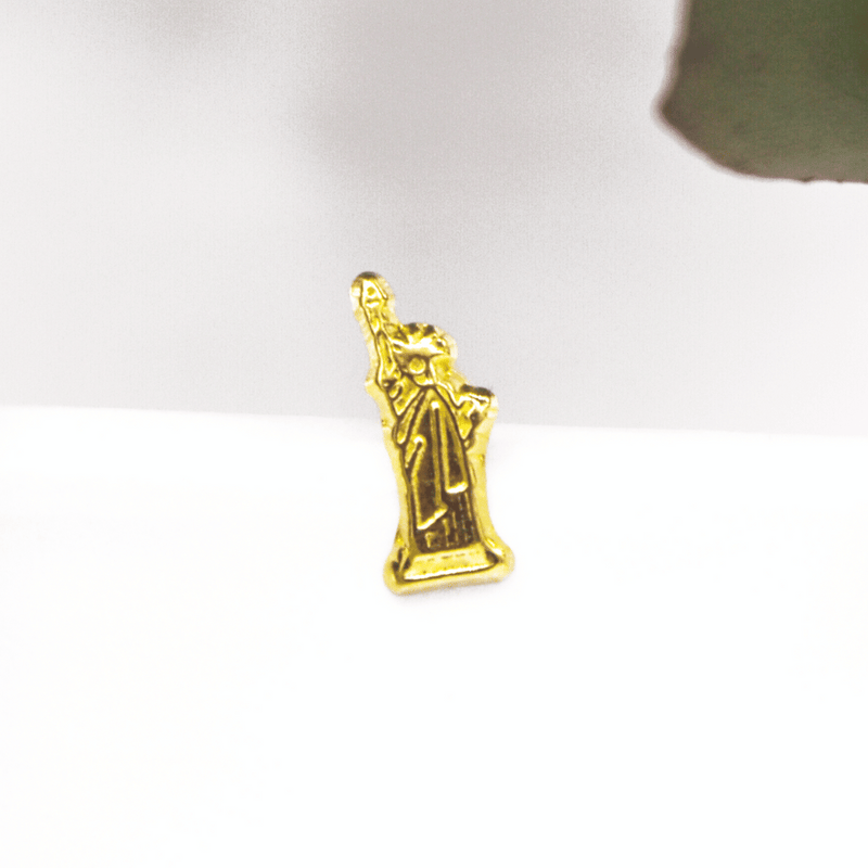 Broquel con forma de Estatua.  Oro amarillo de 10 kilates.