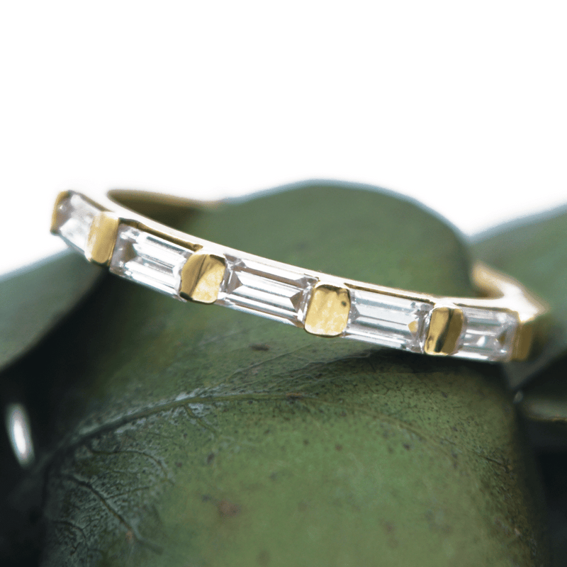 Churumbela con 7 zirconias rectangulares.  Oro blanco de 10 kilates.