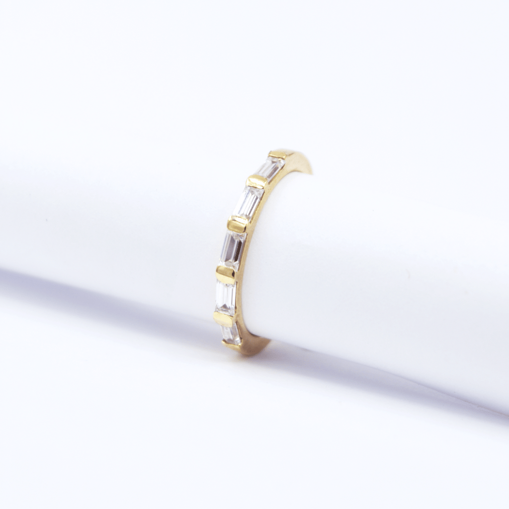 Churumbela con 7 zirconias rectangulares.  Oro blanco de 10 kilates.